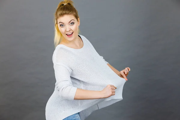 Mujer vistiendo jersey demasiado grande — Foto de Stock