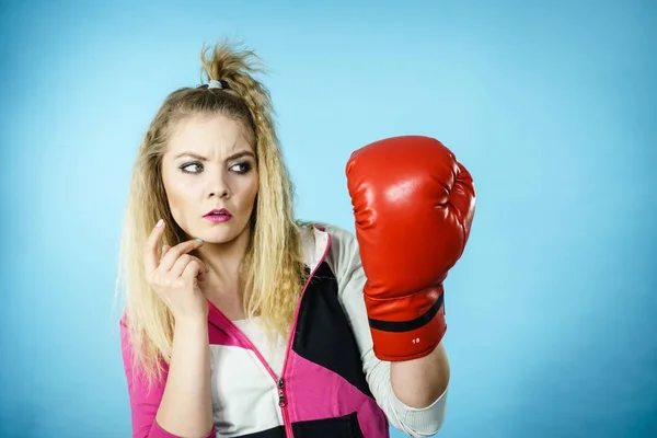 Mujer confusa divertida usando guante de boxeo —  Fotos de Stock