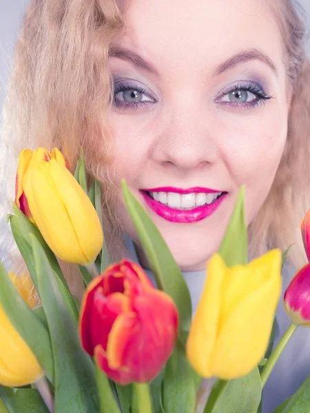 Jolie femme avec bouquet de tulipes jaunes rouges — Photo