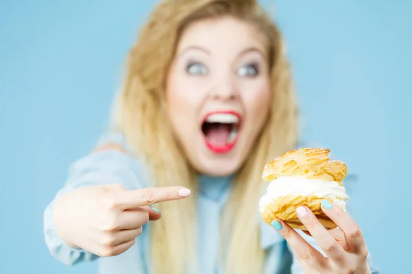 Mujer divertida sostiene pastel de crema de hojaldre —  Fotos de Stock