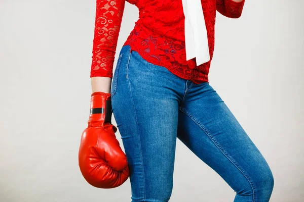 Donna in possesso di guanti da boxe dopo la lotta — Foto Stock