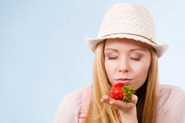 Mujer feliz sosteniendo fresas —  Fotos de Stock