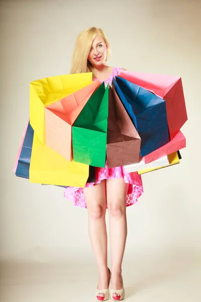 शॉपिंग बैग के साथ छोटी पोशाक में खुश महिला — स्टॉक फ़ोटो, इमेज
