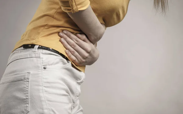 Frau leidet unter Bauchschmerzen. — Stockfoto