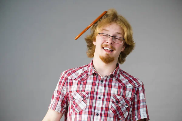 Having problem saç fırçalama ile adam — Stok fotoğraf