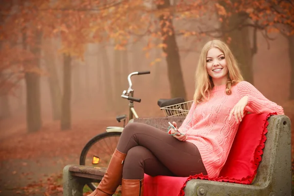 Mädchen hört Musik mp3 entspannen im Herbst Park — Stockfoto