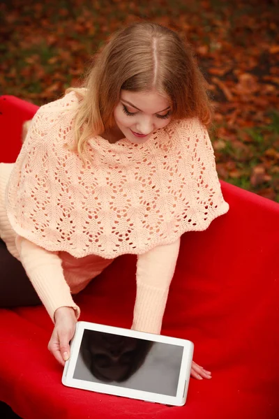 Mujer con tableta digital en el parque de otoño — Foto de Stock