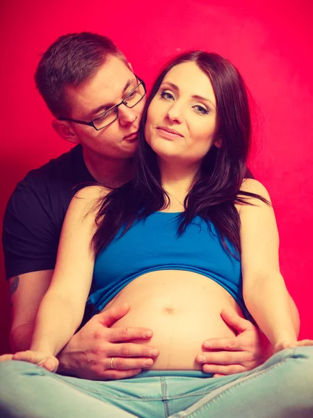 Mulher grávida e homem relaxando juntos — Fotografia de Stock