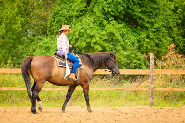 Cowgirl fare equitazione su campagna prato — Foto Stock