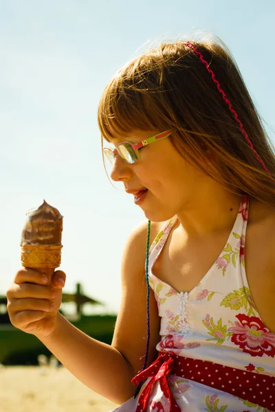 幼児の女の子がビーチでアイスクリームを食べる — ストック写真