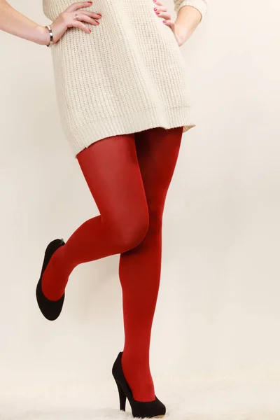 Femme jambes en rouge couleur vive collants noir talons hauts chaussures — Photo