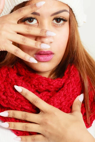 Mulat žena v teplé zimní oblečení zobrazující nehty — Stock fotografie