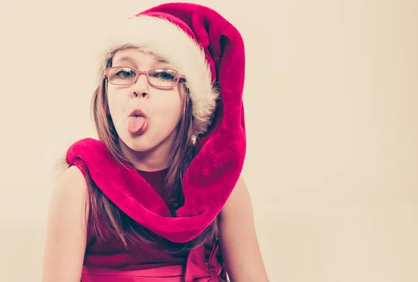 Chica en sombrero de santa haciendo cara tonta — Foto de Stock