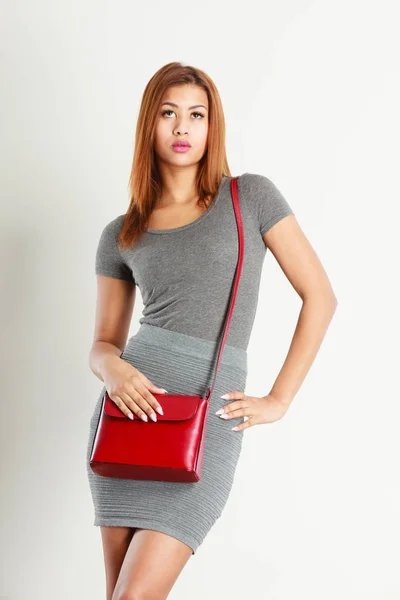 Mulato chica gris desgaste con bolso de mano rojo — Foto de Stock