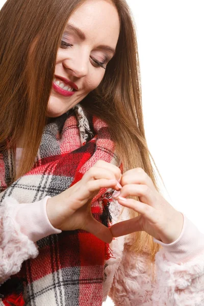 Женщина, носящая шарф, придает сердцу форму руками — стоковое фото