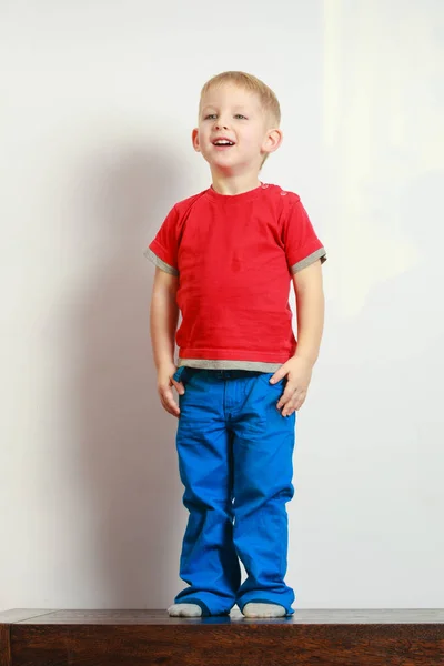 Malý chlapec hrát a bavit — Stock fotografie