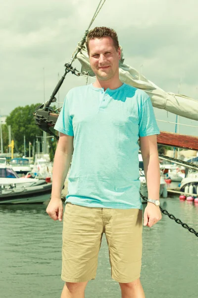 Homme marchant sur la marina pendant l'été — Photo