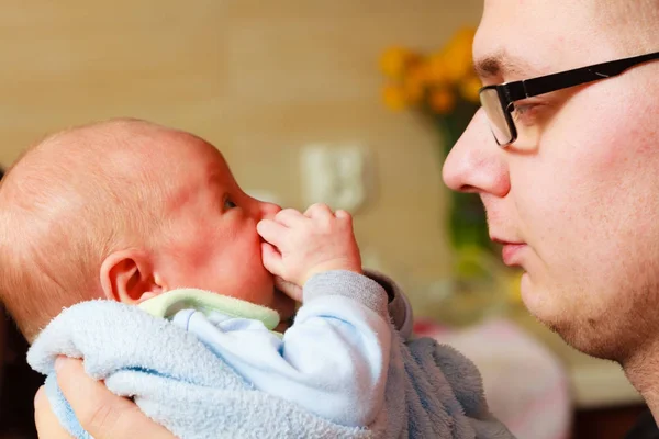 Father holding little newborn baby in blanket — Stock Photo, Image