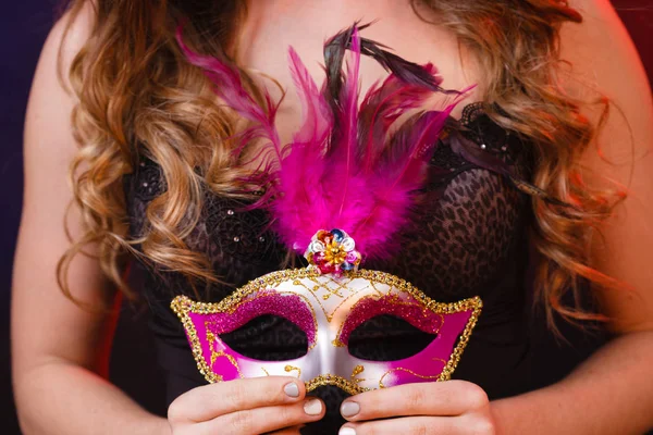 La mano femenina sostiene de cerca la máscara de carnaval —  Fotos de Stock