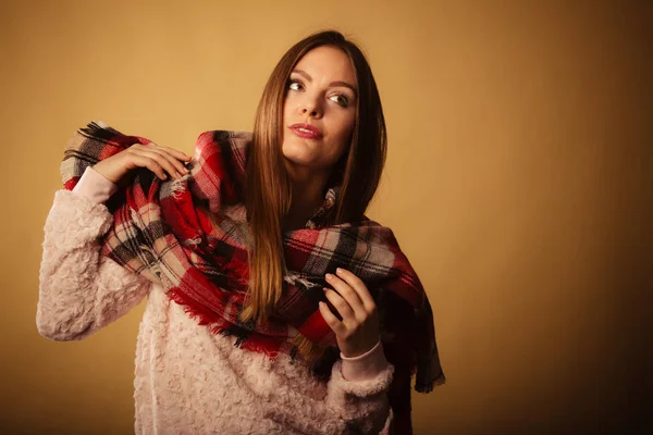 Femme portant une écharpe à carreaux en laine chaude vêtements d'automne — Photo