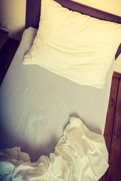 Zbliżenie łóżko, kołdra biała pościel i poduszki — Zdjęcie stockowe