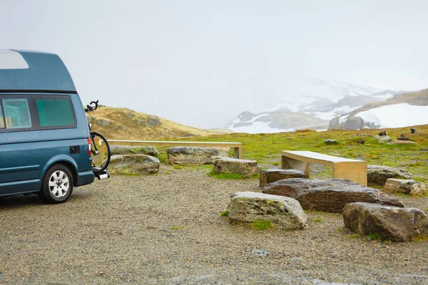 Место для лагеря со столом для пикника в горах Норвегии — стоковое фото