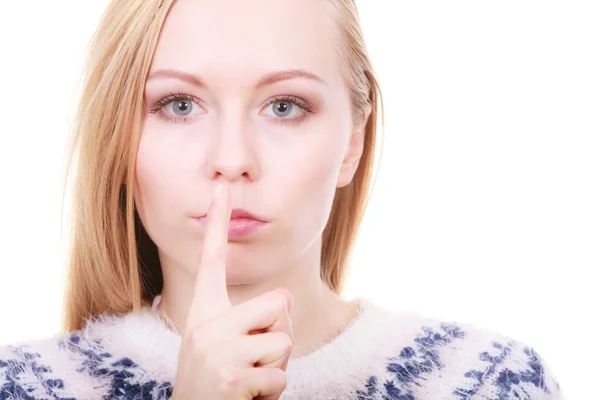 Joven mujer rubia haciendo gesto de silencio — Foto de Stock