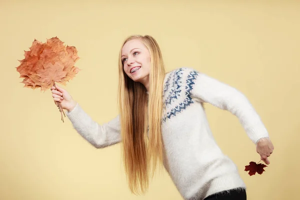 Csokor tartó női készült őszi levelek — Stock Fotó