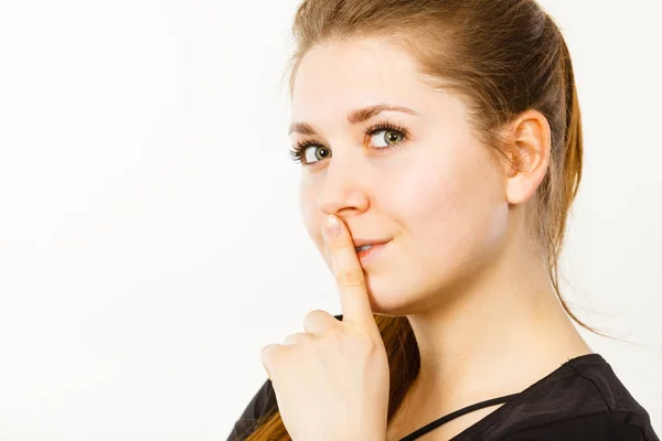 Vrouw met stilte gebaar met vinger — Stockfoto