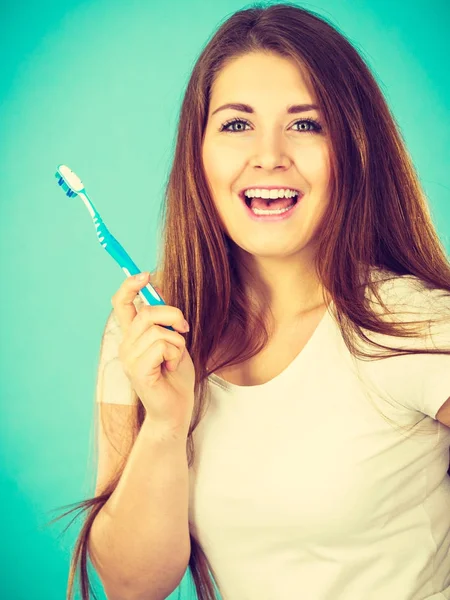 Femme heureuse tenant une brosse à dents — Photo