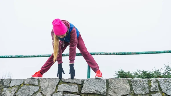 Vrouw het dragen van sportkleding uitoefenen buiten tijdens de herfst — Stockfoto