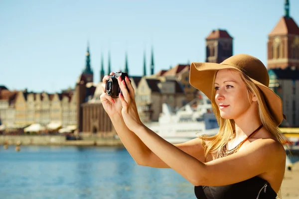 Beautiful elegant woman caught on taking pictures — Stock Photo, Image