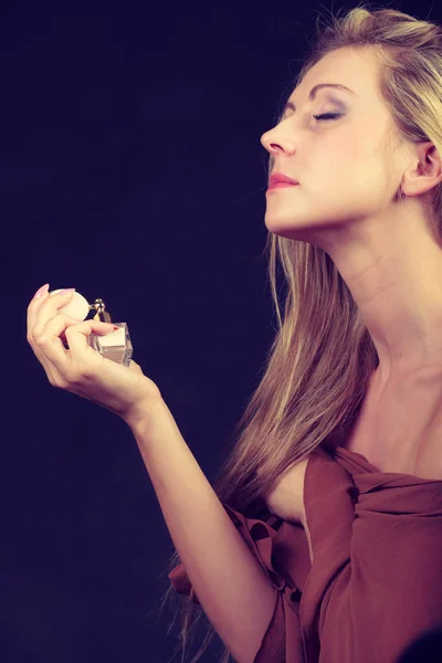 Holding ve parfüm uygulanması ile güzel kadın — Stok fotoğraf