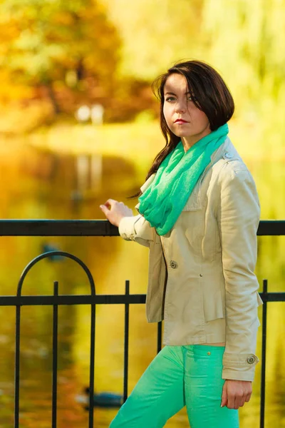 Donna che cammina nel parco durante l'autunno — Foto Stock