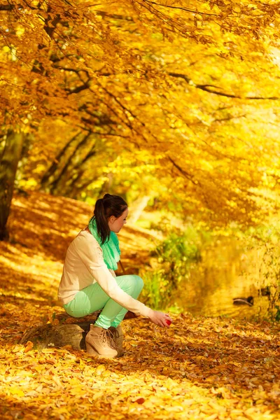 Mujer relajándose en parque sosteniendo fruta de manzana — Foto de Stock