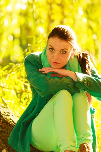 Sad woman sitting in green forest park — Stock Photo, Image