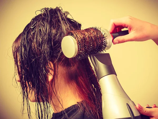Frisören styling kvinna mörkt långt hår — Stockfoto