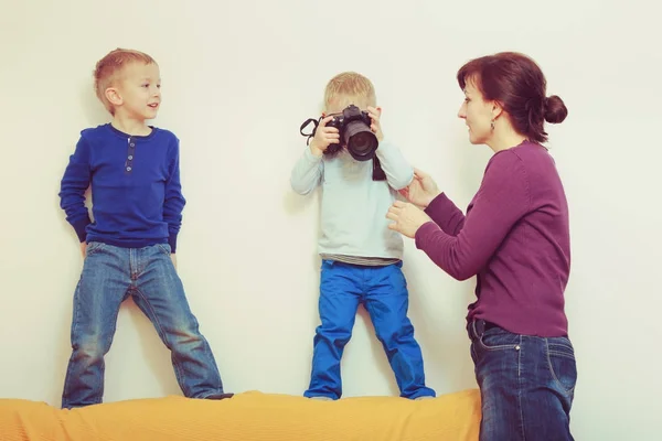 Criança brincando com grande câmera digital profissional — Fotografia de Stock
