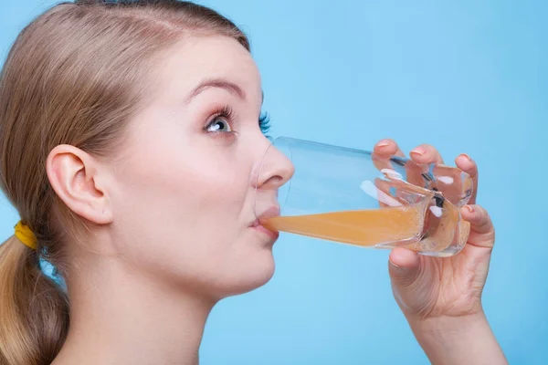 Frau trinkt Getränk mit Orangengeschmack oder Saft — Stockfoto