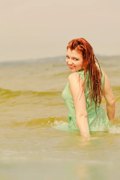 Rusovláska žena pózuje ve vodě v létě — Stock fotografie
