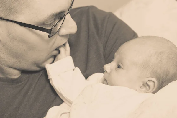 Baba yeni doğan Bebek Bakımı holding — Stok fotoğraf