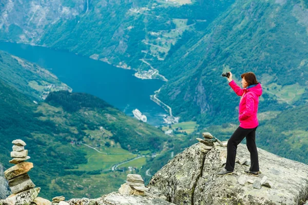 Turysta robi zdjęcie z punktu widokowego Dalsnibba Norwegia — Zdjęcie stockowe