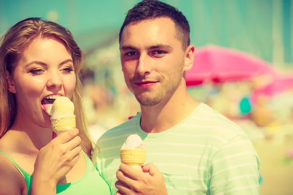 Άντρας και γυναίκα τρώνε παγωτό στην παραλία — Φωτογραφία Αρχείου