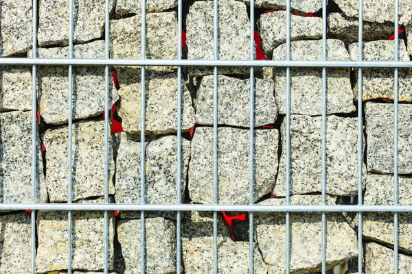 Stenen en rotsen in metalen kooi closeup — Stockfoto