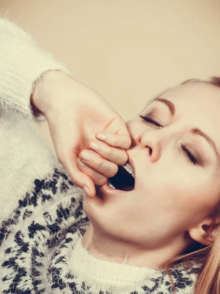 Ospalý zející dospívající žena v jumperu — Stock fotografie