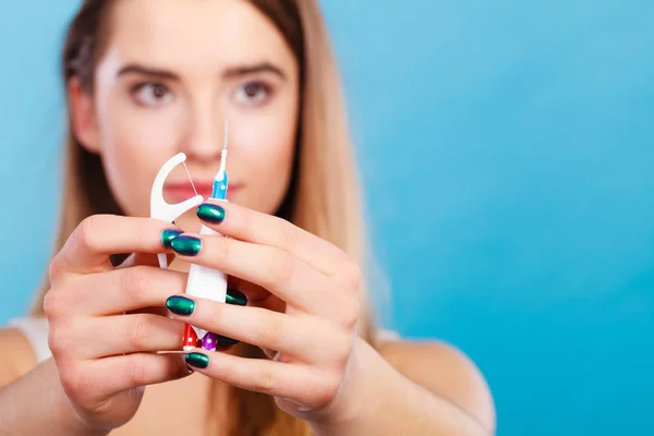 Donna con piccolo spazzolino da denti e filo interdentale — Foto Stock