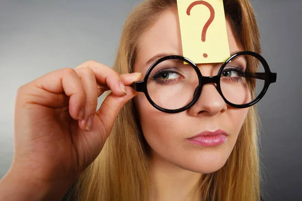 Woman having question mark on forehead thinking — Stock Photo, Image