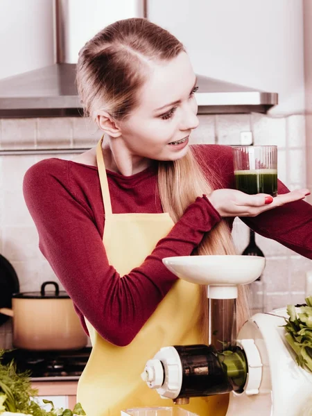 Kobieta w kuchni robi soki warzywne smoothie — Zdjęcie stockowe