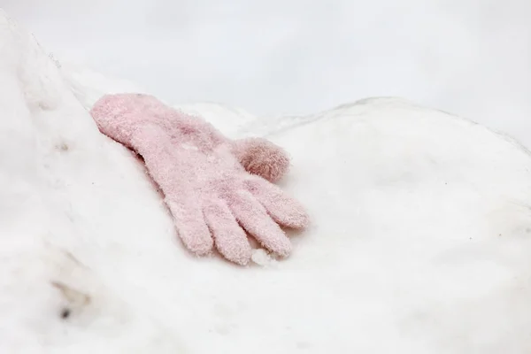 Rukavice na sněhu — Stock fotografie