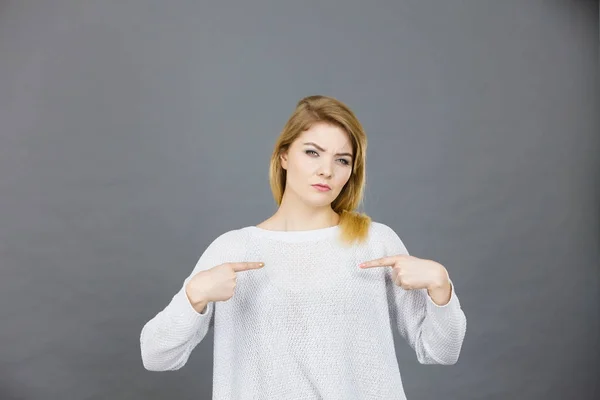 Förvirrad kvinna som pekar på sig själv — Stockfoto